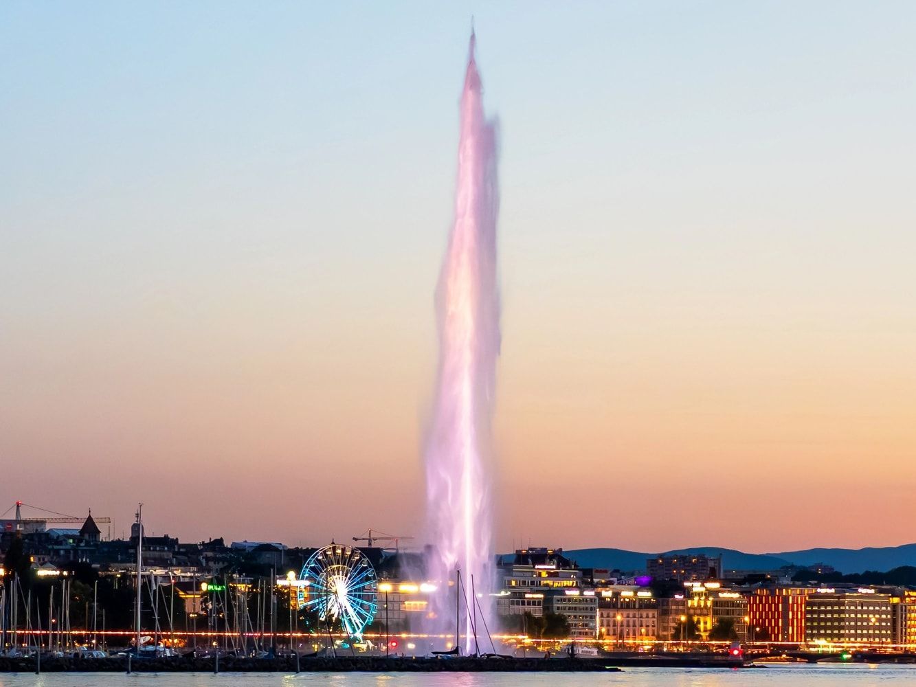 Le Jet d'eau et la rade de Genève au coucher du soleil