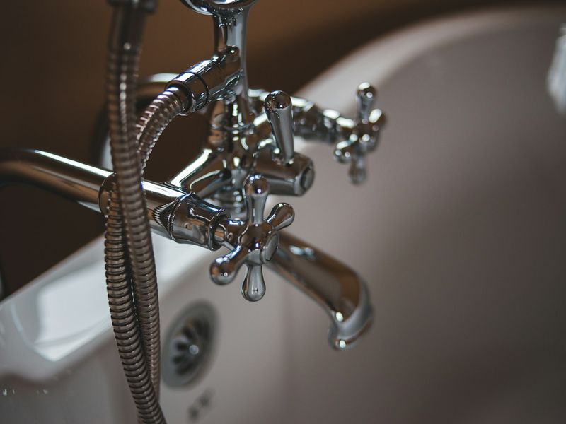 Salle de bain rénovée avec robinetterie neuve